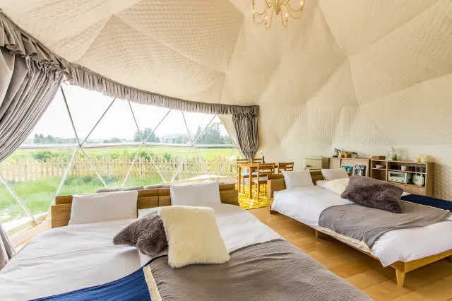 田園風景を望む、ゆったりとしたドーム内