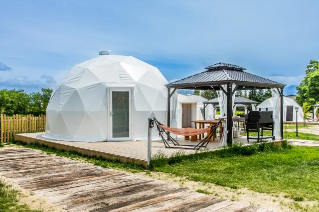 各テントにはパーゴラやテーブル・椅子が完備