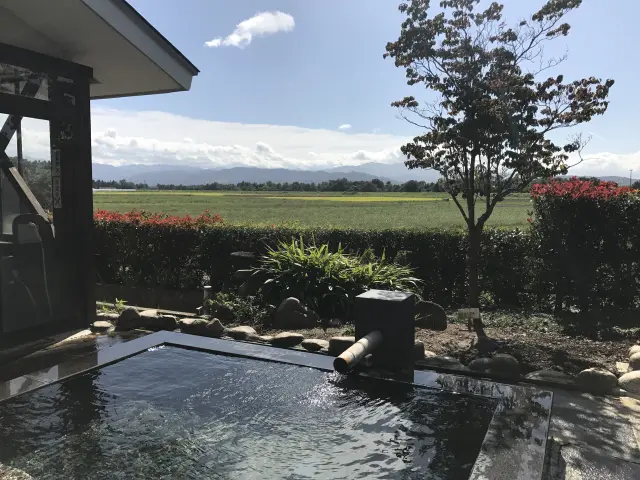 開放感あふれる「賜の湯」の露天風呂