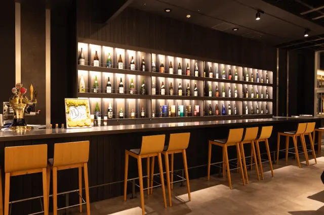日本有数の酒どころ、山形の地酒を揃えた「日本酒Bar」カウンター