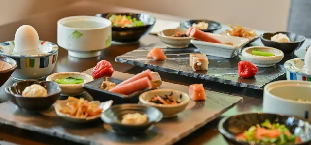 美しい和食器に盛られた、滋味深い和朝食