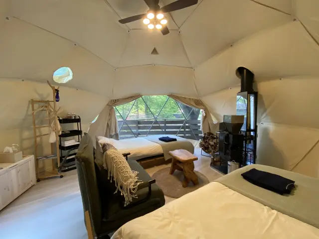 薪ストーブを備えたドームテントの客室