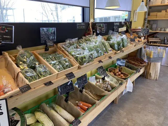 敷地内にある地元野菜が豊富に揃う直売所コーナー