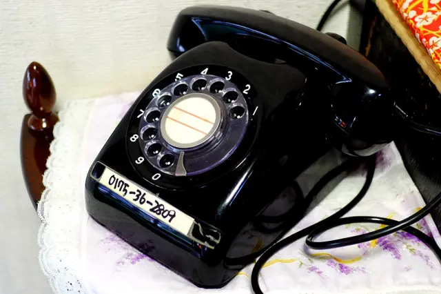 昔ながらの黒電話が今も大切に使われている