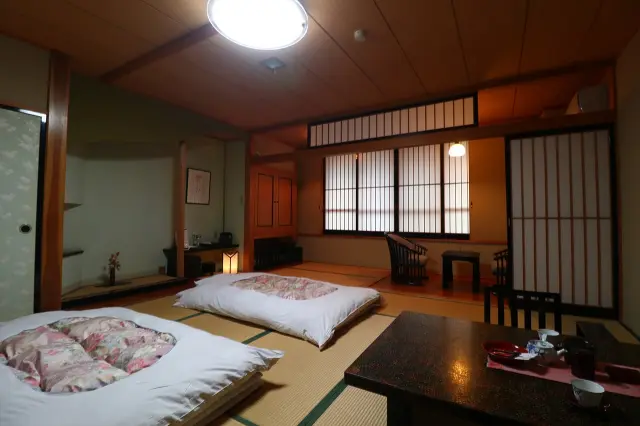 12.5畳に広縁がついた和室「十二単・紫苑」