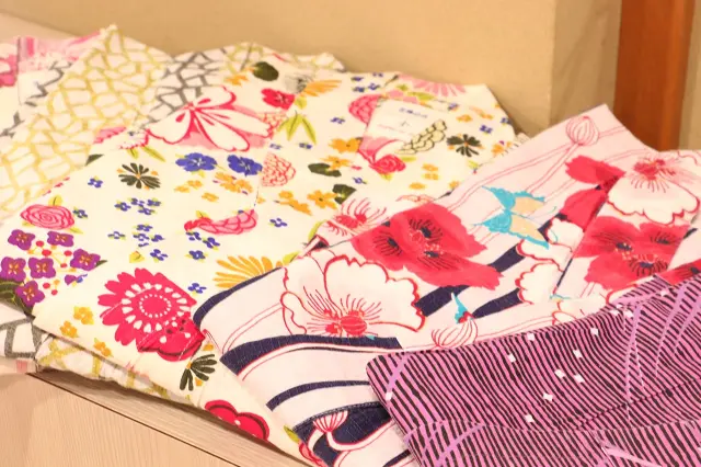 好みで選べる、色とりどりの女性用浴衣