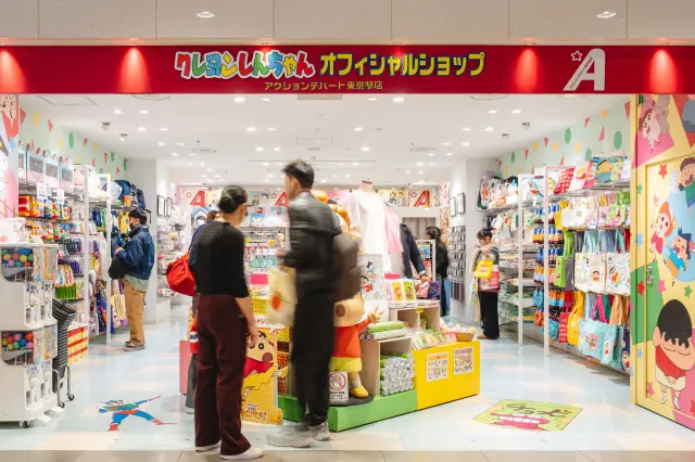 しんちゃんの世界観がぎゅっと詰まった店内