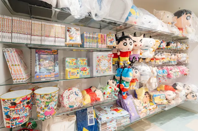遊び心あふれるしんちゃんグッズが並ぶ