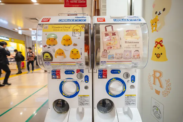 店頭にはリラックマのカプセルトイもある