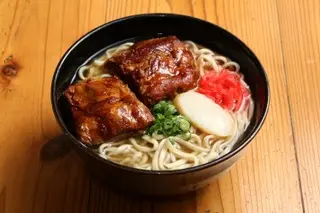 ボリュームたっぷりの骨付き肉がのった「ソーキそば」