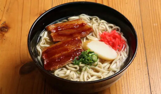 將豬五花肉燉煮得甜鹹入味的「三層肉麵」