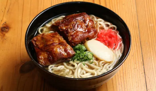 铺上大块带骨肉排的「排骨面」