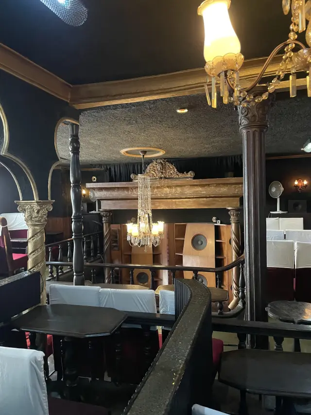 初代がデザインしたバロック様式の内装も素敵