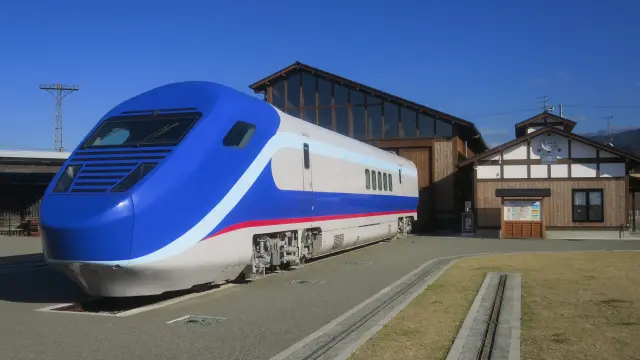 南館前の広場にはフリーゲージトレインを展示