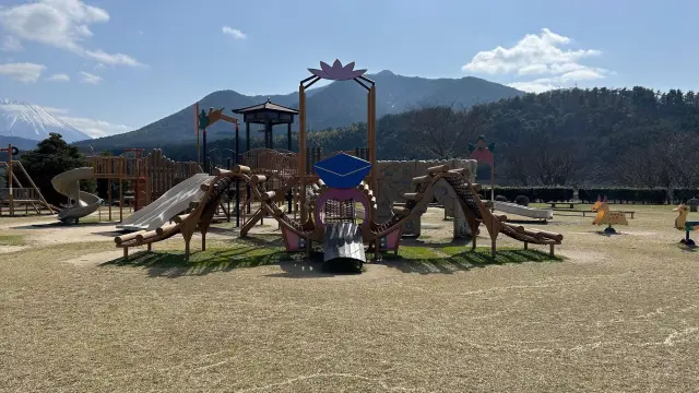 子ども向けの木製の複合遊具が揃う