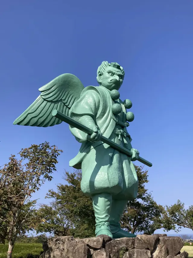 巨大な「カラス天狗の像」がシンボル