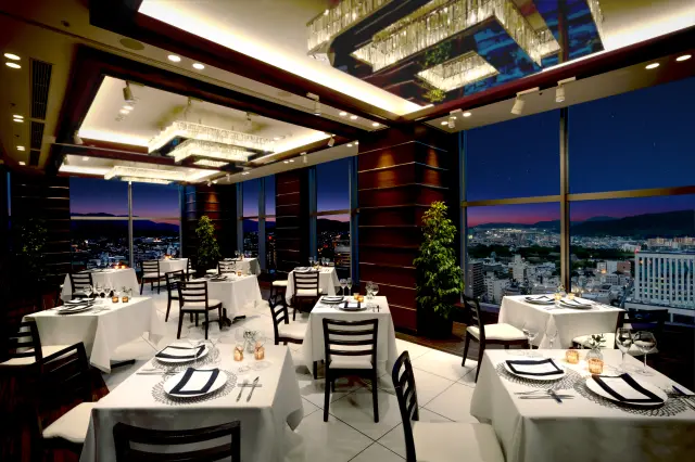 地上101mからの眺望、特に夜景は必見