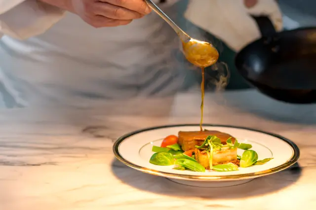 ディナーには旬の食材を生かしたコース料理を提供