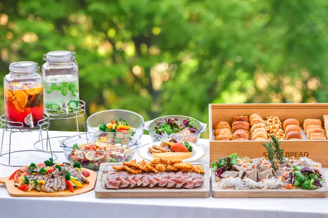 朝食は地産食材を使った料理をビュッフェスタイルで