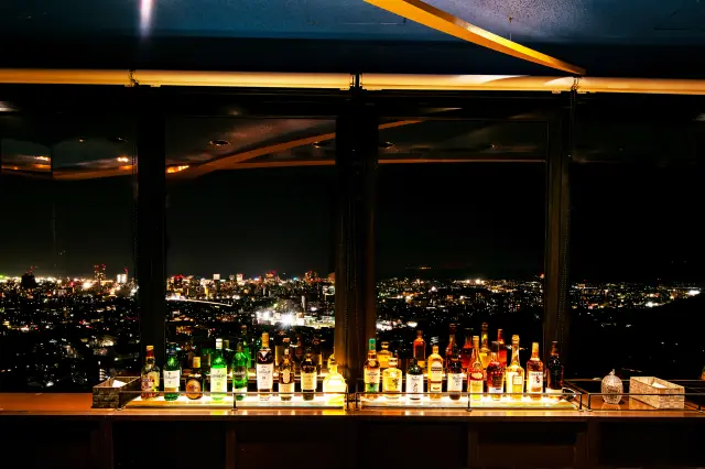 最上階のバーからは夜の岡山市街を一望