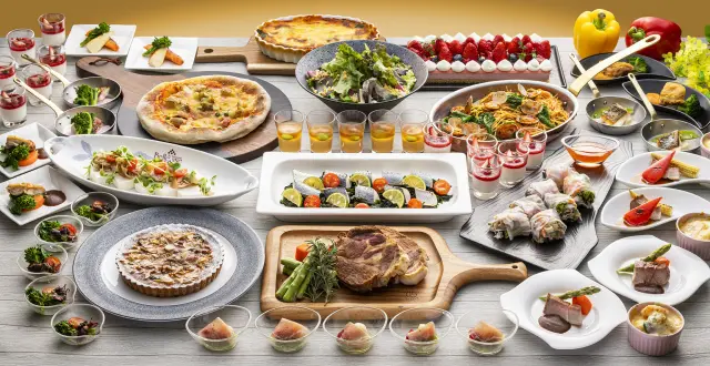 ビュッフェ形式で地元素材が堪能できるダイニングも人気