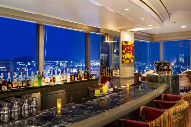 最上階のスカイバー「煌」では徳島市街地の夜景が一望できる