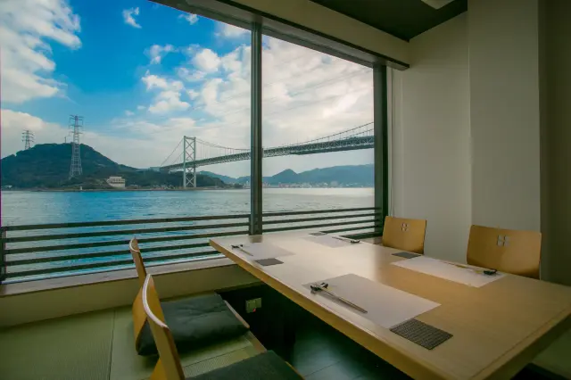 どの席からも関門海峡の景色を楽しめる