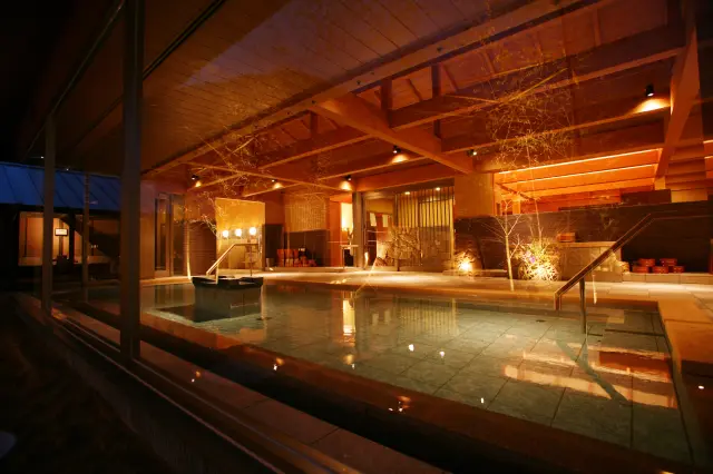 開放的な内湯や露天風呂を備える温泉大浴場