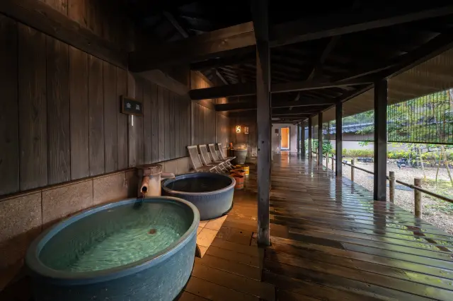 中庭を眺めながらくつろげる足湯や水風呂も