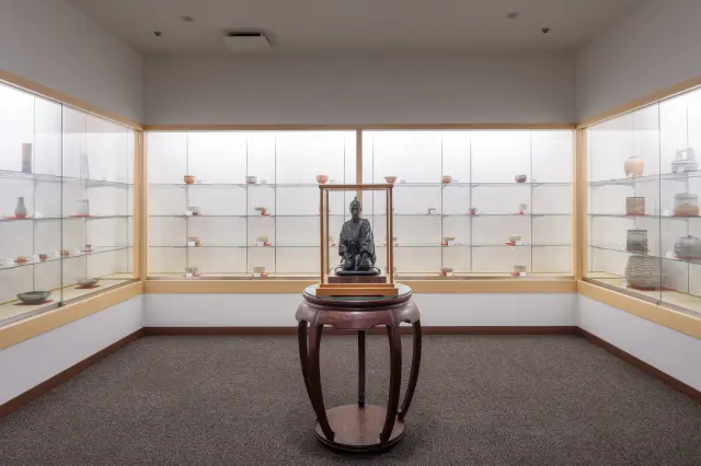 萩焼の茶器や花入、掛け軸などの名品を展示