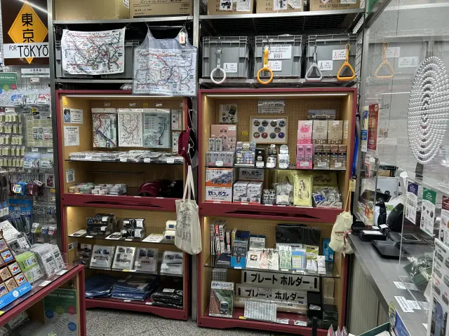 令人聯想到貨運列車貨櫃的層架，是讓鐵道迷心動不已的亮點之一