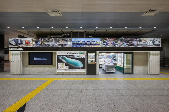 店外上方還裝飾著在平時無法進入拍攝的車輛中心內所拍攝的列車照片，也是看點之一