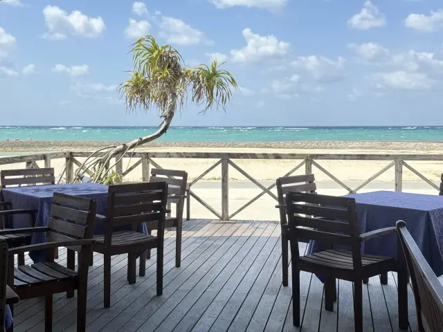 目の前に広がる青い空と美しい海に癒される