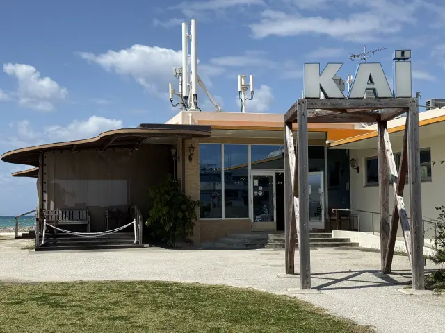 「美らSUNビーチ」内に建つリゾートカフェ