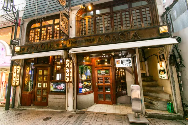 昭和の雰囲気を残すレトロな店構え