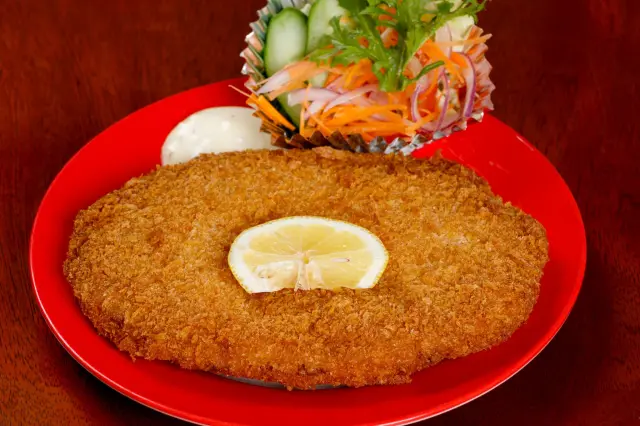 直径15cmのサイズに驚かされるイカメンチ