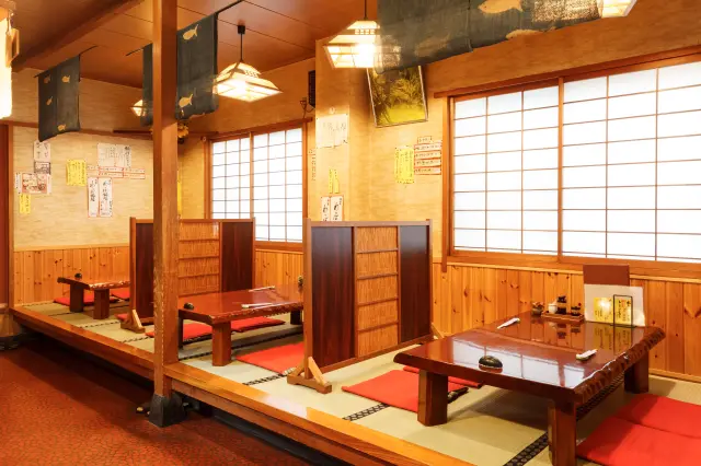 店内には座敷席のほかに個室もあり