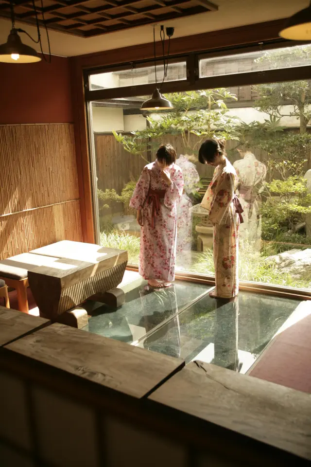 ガラス張りの足下から鯉が泳ぐ姿を眺められるサロン