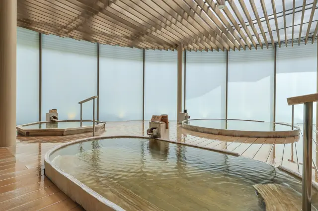 外壁のガラスに水が流れる半露天風呂