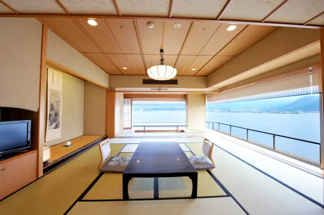 180度ガラス張りで湖上に浮かんでいるかのような角部屋