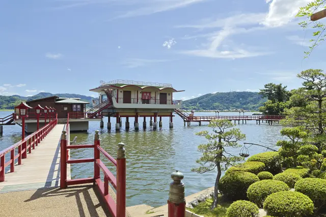 湖上露天風呂へは朱塗りの橋を渡ってアクセス