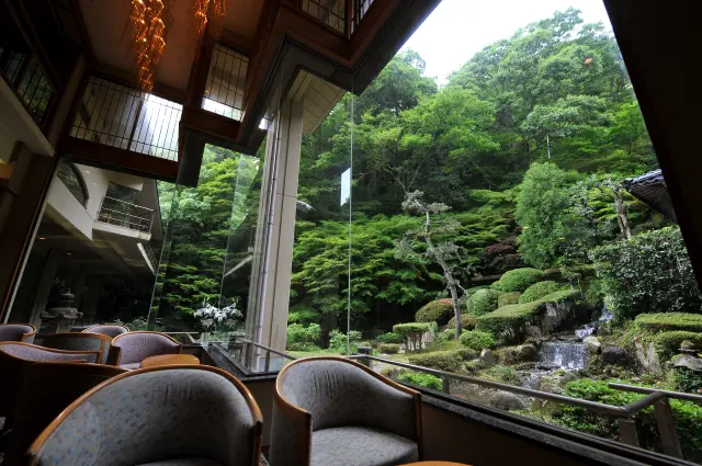 庭園を一望できる開放的なラウンジ