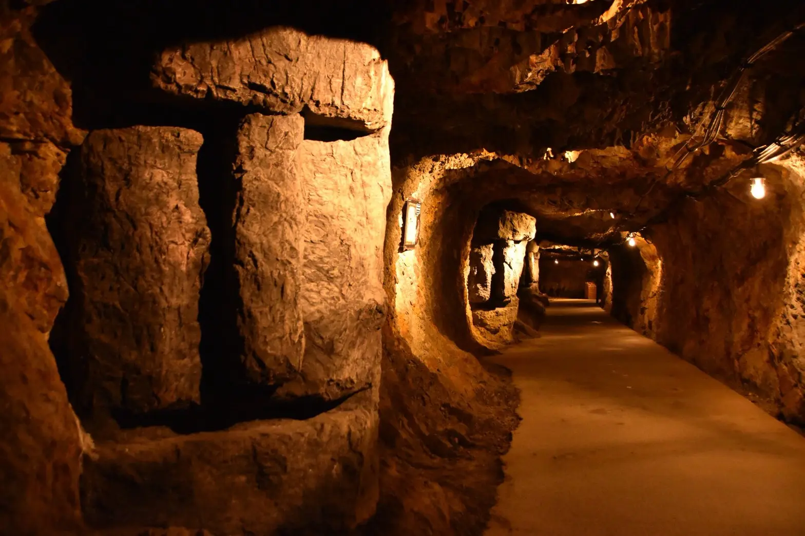 地底王国美川ムーバレー