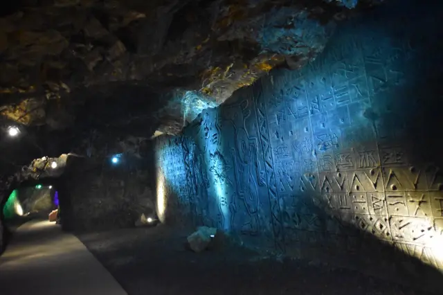 巨大な壁画や石像が点在する