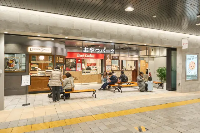 イートインスペースを完備、ベンチでひと息つきながらスイーツを味わうことも可能