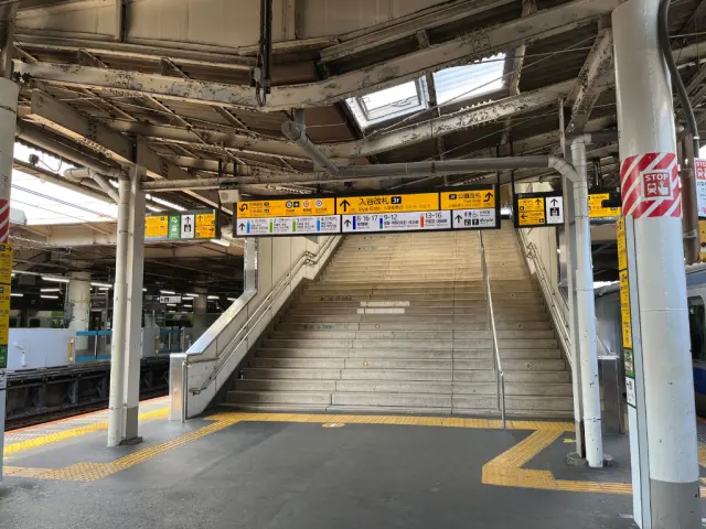 エキュート上野はJR上野駅改札内3階に位置。JR在来線ホームから階段を登って訪れよう