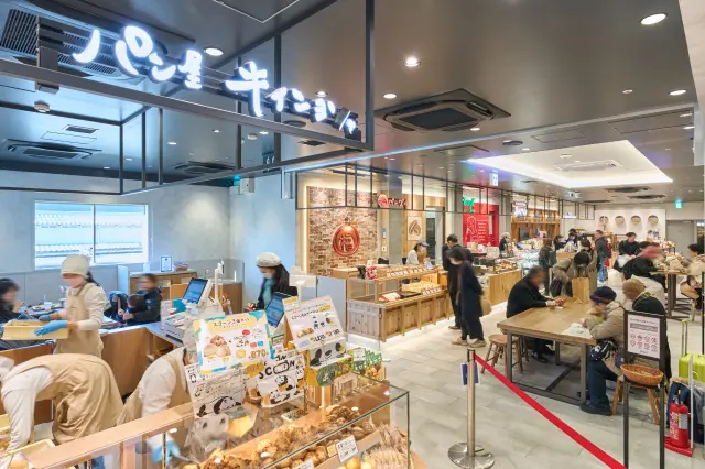 焼きたてのパンをその場で味わえる「ベーカリーゾーン」