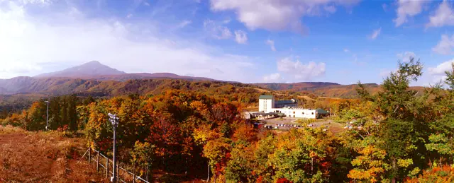 鳥海山麓の雄大な自然に囲まれた立地