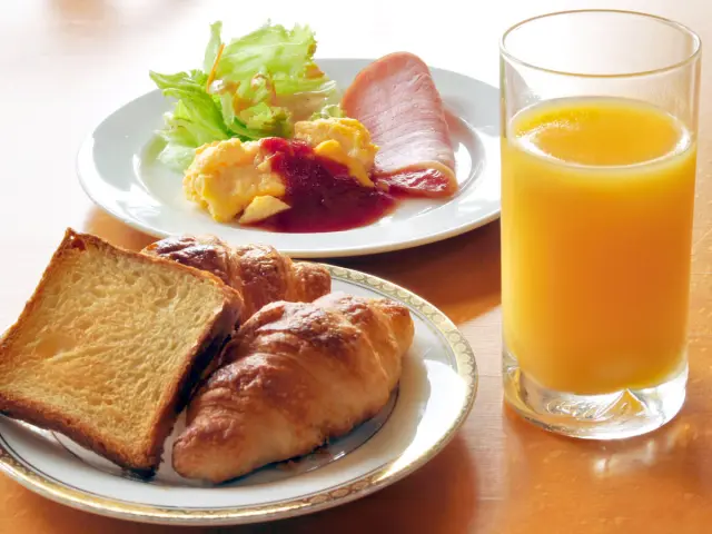 朝食はバイキング形式で多彩なメニューを楽しめる