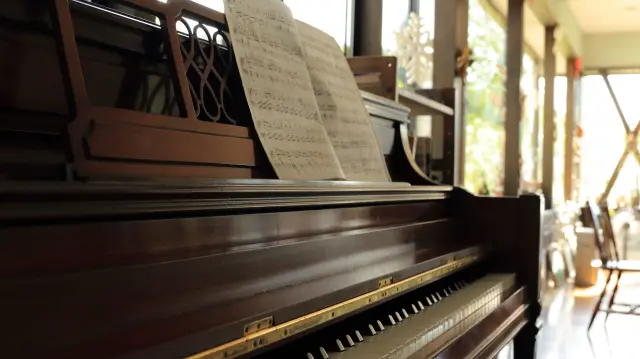 ロビーに設えられた木製ピアノ